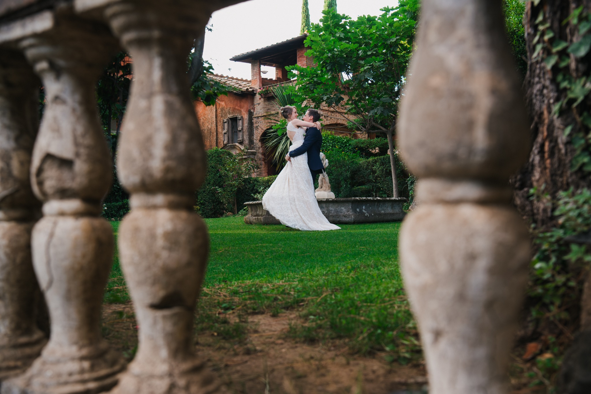 Coppia di sposi in un giardino romano
